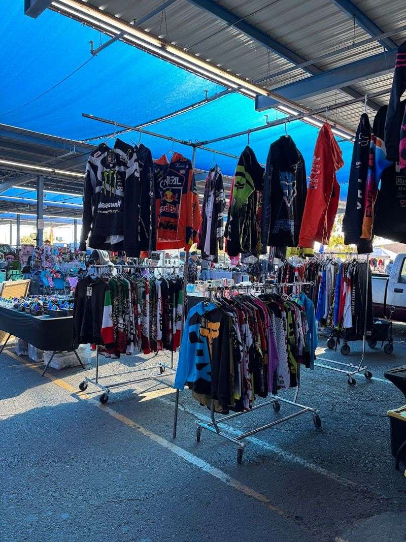 Plenty of Shade and Comfortable Shopping Conditions