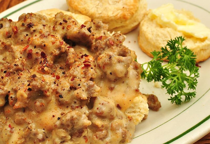 22 Meals That Younger Generations Avoid - Until Someone Makes Them the Right Way 17 Sausage gravy and biscuits