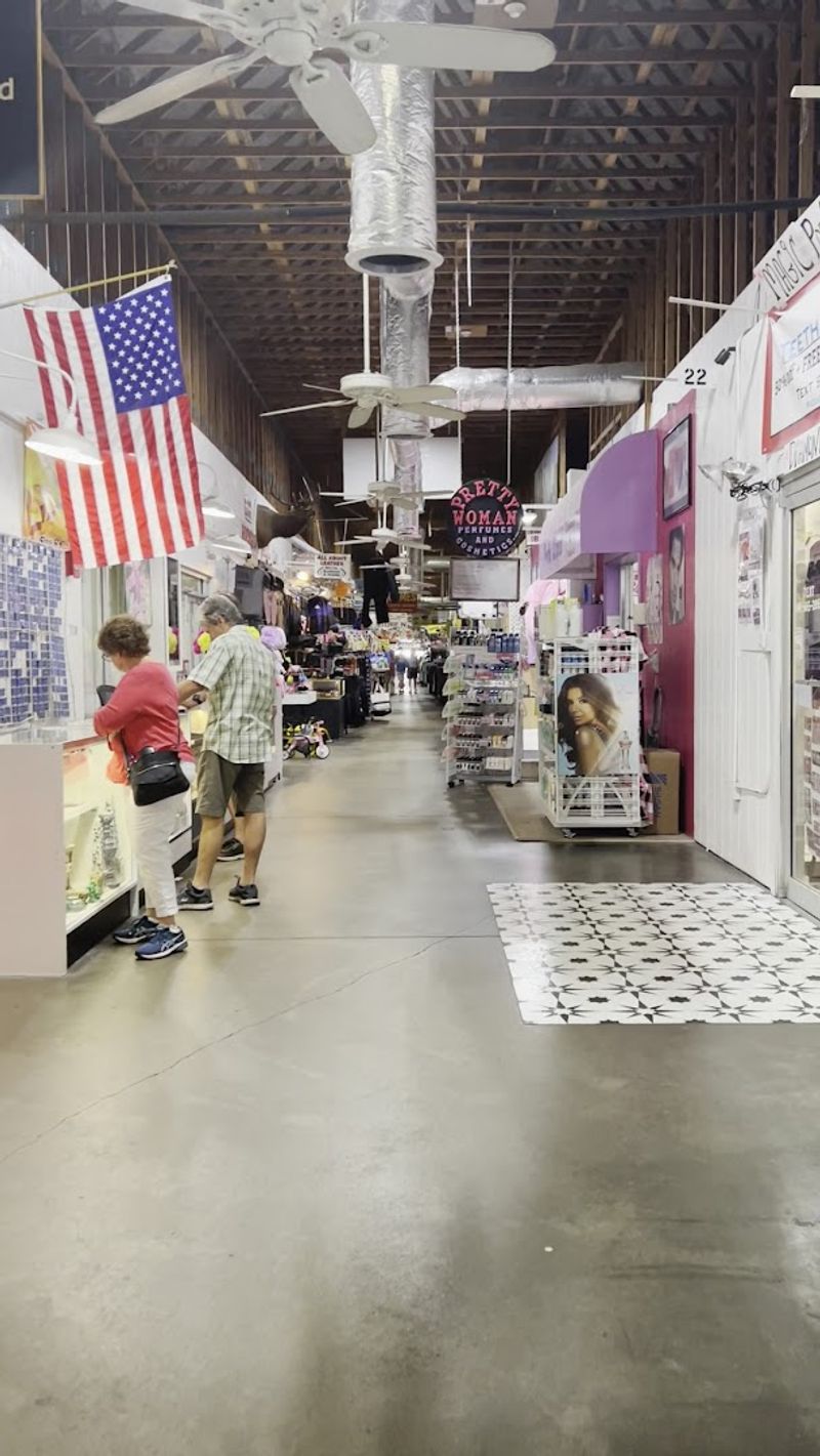 Indoor Air-Conditioned Shopping for Comfortable Browsing