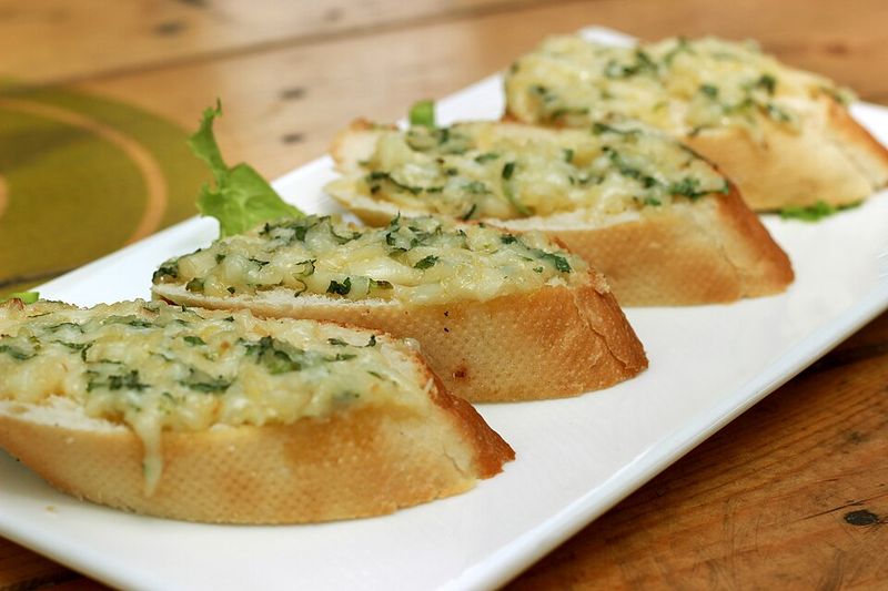 22 Foods That Only Taste Right When You Don’t Overthink Them 17 Garlic bread