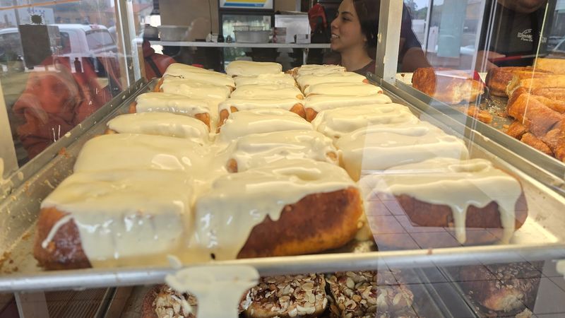 This California breakfast spot serves cinnamon rolls so big people end up talking about them all day 4 Massive Rolls That Genuinely Earn the Hype