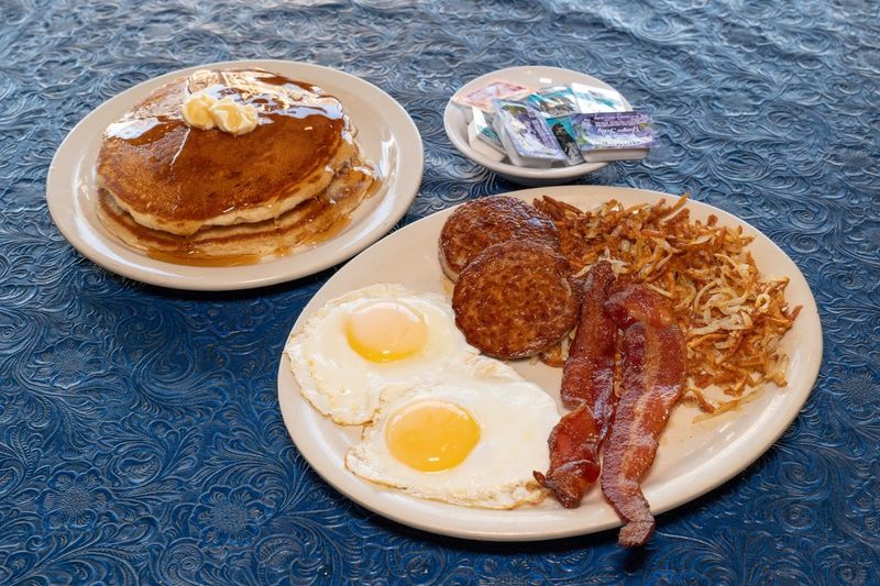 This Texas Restaurant Serves Fried Chicken That's Almost Too Good 10 Portions So Big They Practically Need Their Own Zip Code