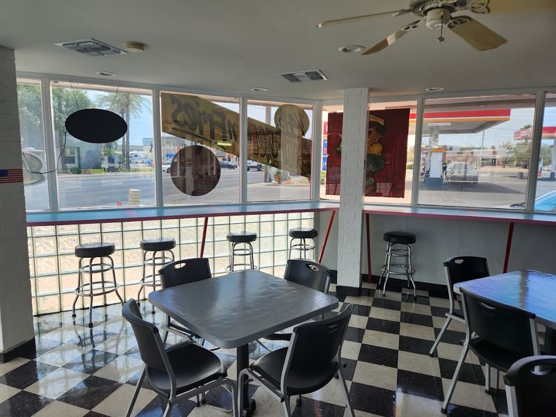 Old-School Counter Service With a Bright Interior