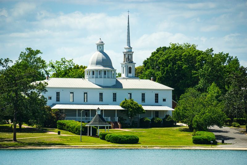 This quiet Florida gem is winning over visitors without trying to be flashy 4 Walton-DeFuniak Public Library — Florida's Oldest Still in Use
