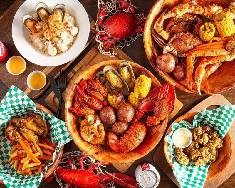 9 Florida Seafood Boil Spots That Always Feel Like A Party 5 Hungry Crab Tampa Juicy Seafood & Bar All You Can Eat - Tampa, Florida