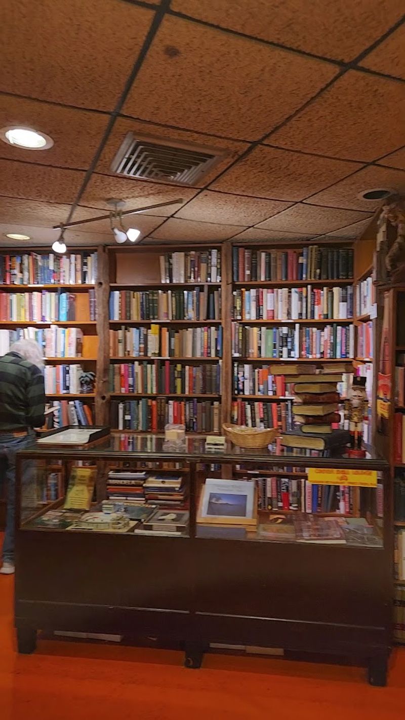 This old-school Florida eatery still does everything the way locals remember 9 Vintage Decor and Books That Tell a Story