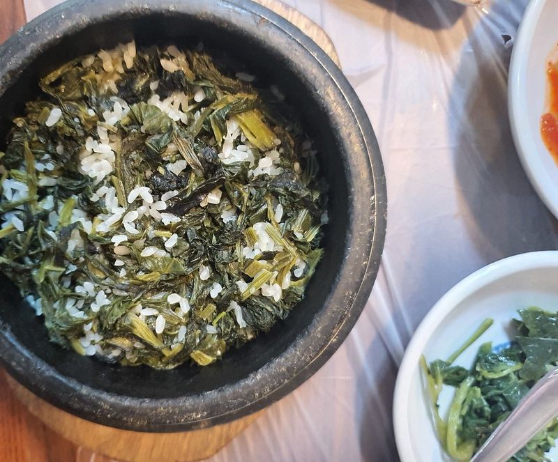 19 Forgotten Grocery Staples That Used to Live in Every Pantry 15 Canned spinach