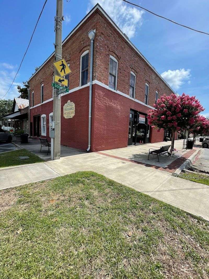 Monticello's Antique Shops