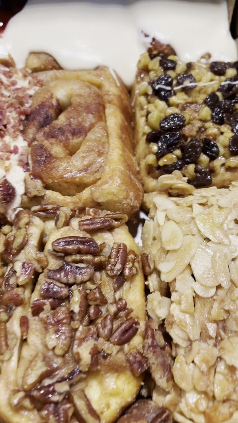 This California breakfast spot serves cinnamon rolls so big people end up talking about them all day 5 Flavor Variety That Keeps Everyone Coming Back