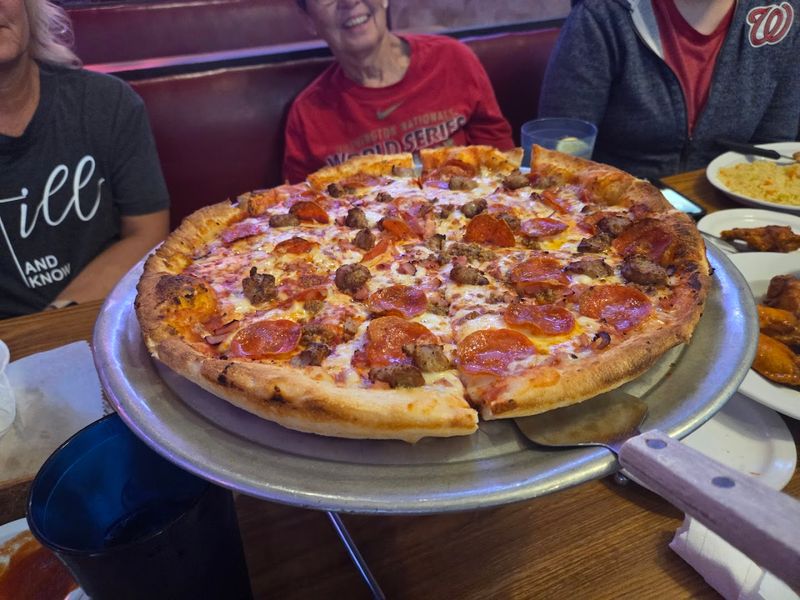11 Tennessee Pizza Places That Stay Packed Even On Weeknights 6 Gondolier Italian Restaurant - Sevierville, Tennessee