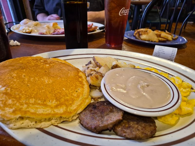 9 Tennessee Small-Town Diners That Still Feel Like A Time Capsule 7 Hillbilly's Cabin Restaurant - Morristown, Tennessee