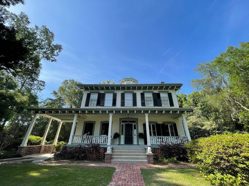Victorian Architecture Along Washington Street