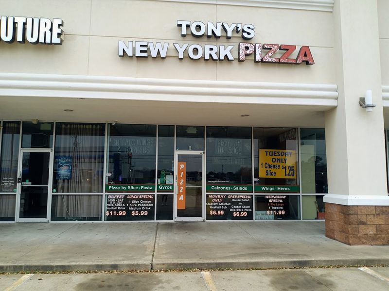 12 Texas Pizza Places That Stay Packed Even On Weeknights 7 Tony's New York Pizza - Houston, Texas