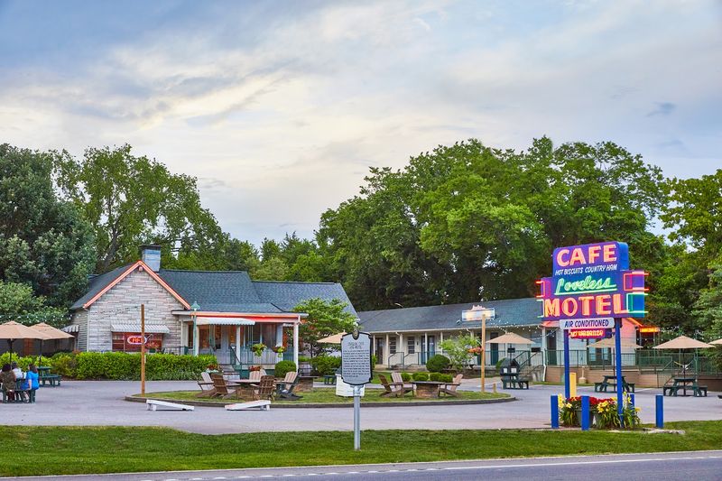 This Tennessee Restaurant Feels Like the Kind of Place Locals Have Loved for Generations 13 Outdoor Seating and Picnic Table Dining as a Solid Backup Plan