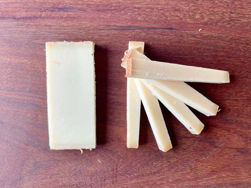 21 Lunchbox Foods People Used to Trade Like Currency - Now They’re “Gross” 6 String cheese