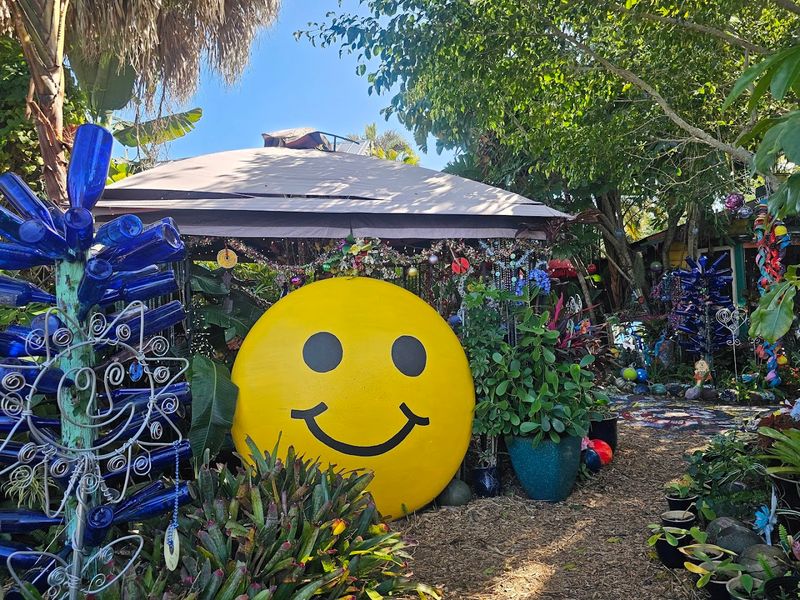 This Wonderfully Bizarre Spot in Florida Is a Kaleidoscope of Colors 13 Visiting Tips to Make the Most of Your Trip