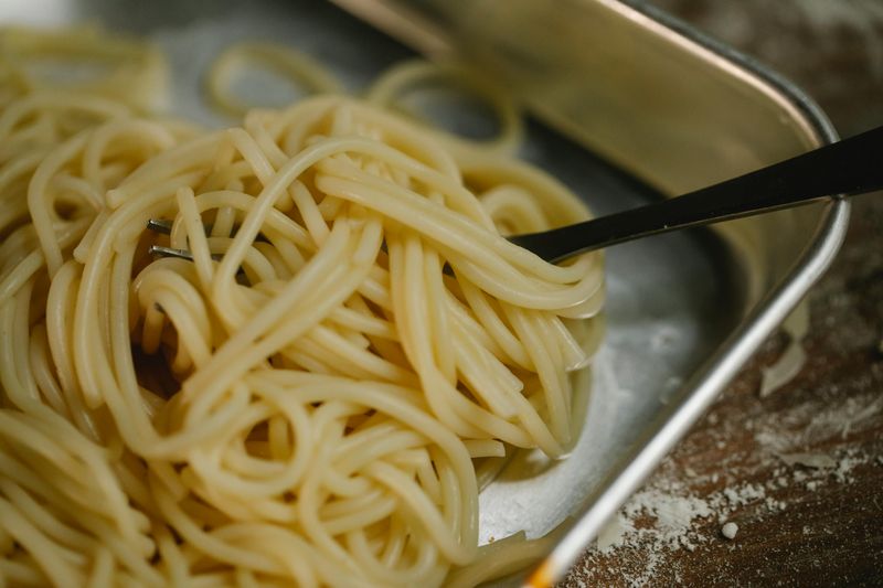 Plain spaghetti with butter