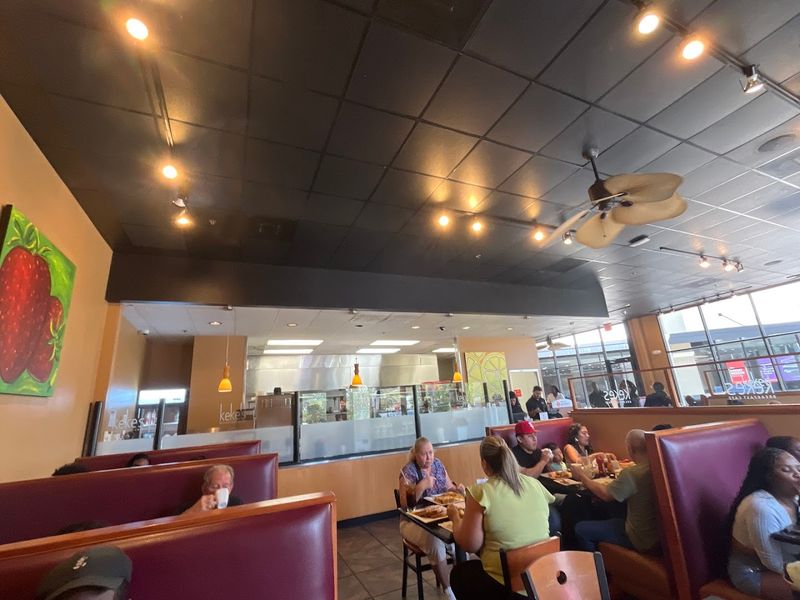 This Florida café is small, simple, and somehow always completely full 9 A Cozy Atmosphere That Feels Like a Neighborhood Regular