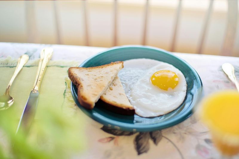 Fried eggs and toast