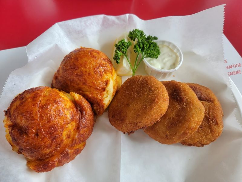 People drive for hours just to eat at this tiny California seafood spot by the water 8 Those Famous Cheesy Mashed Potatoes Everyone Talks About