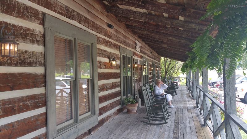 Catfish Cabin - Jackson, Tennessee