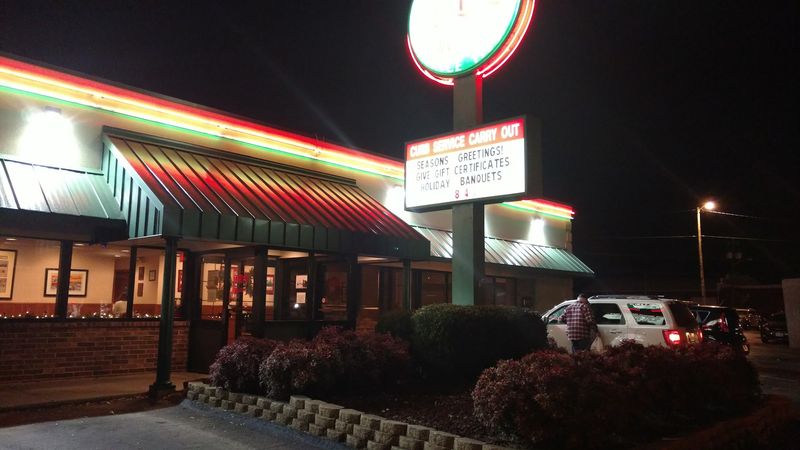 9 Tennessee Small-Town Diners That Still Feel Like A Time Capsule 5 Louis' Restaurant & Drive-In - Knoxville, Tennessee