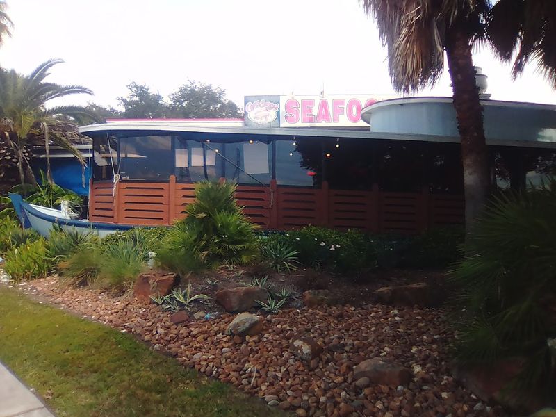 11 Texas Seafood Boil Spots That Always Feel Like A Party 10 Capt. Benny's - Houston, Texas