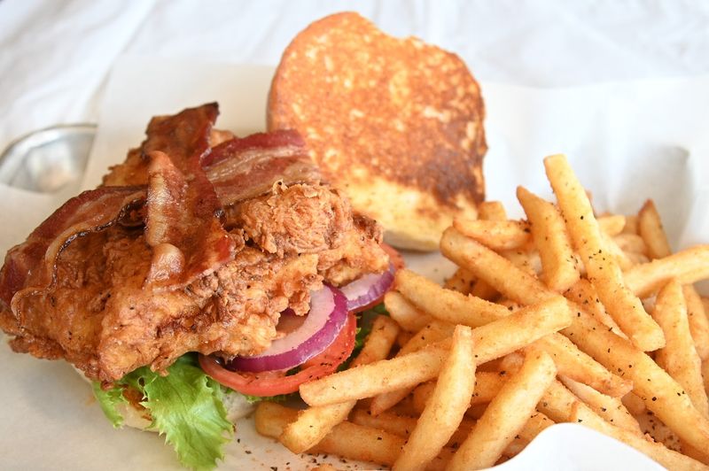 This Texas Restaurant Serves Fried Chicken That's Almost Too Good 3 Fried Chicken Done the Texas Way