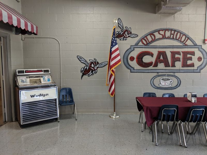 10 Tennessee Breakfast Cafes Where the Biscuit Basket Keeps Tables Full 7 Old School Cafe - Edmonton, Kentucky