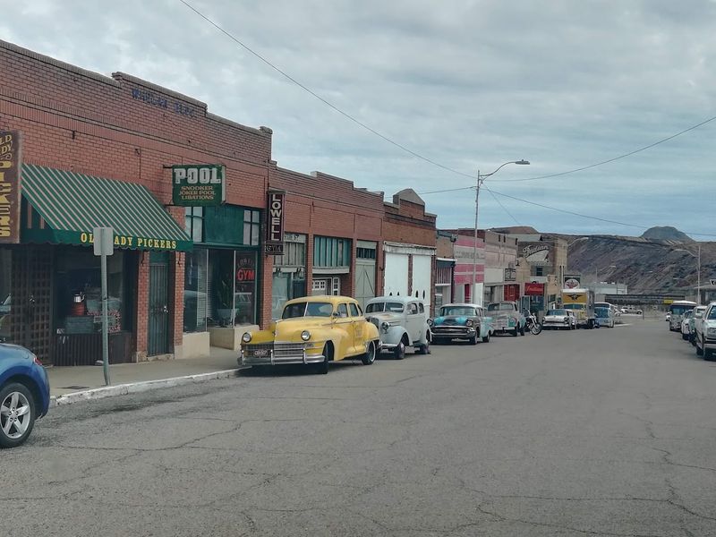 This Arizona Ghost Town Is Filled With Hundreds of Well-Preserved Vintage Cars 2 The Story Behind Erie Street's Vintage Car Collection