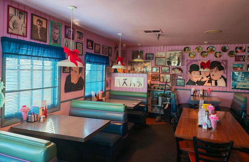 The Retro Atmosphere That Instantly Transports You Back in Time