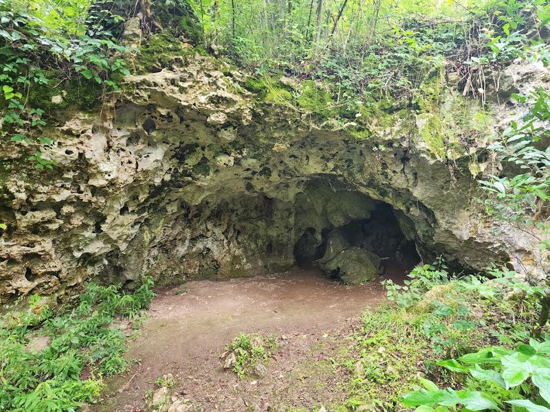 The Bluff Trail and Tunnel Cave Hike