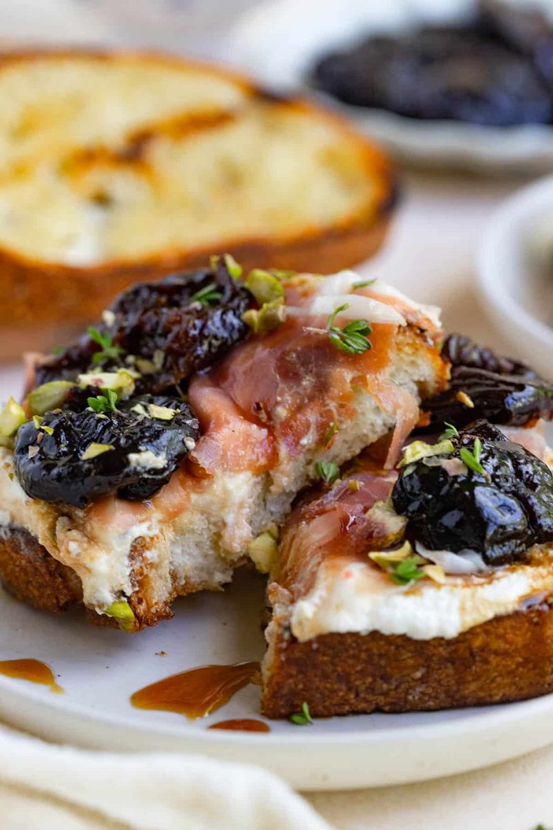 23 Classic Breakfasts We Don't Appreciate Enough Anymore 2 Creamed Chipped Beef on Toast