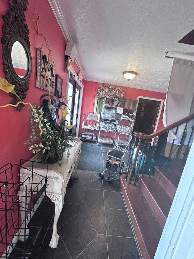 A Comfortable Lounge Area for a Relaxed Shopping Trip