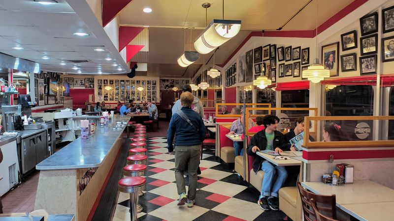 Retro 1950s Atmosphere That Feels Genuinely Nostalgic