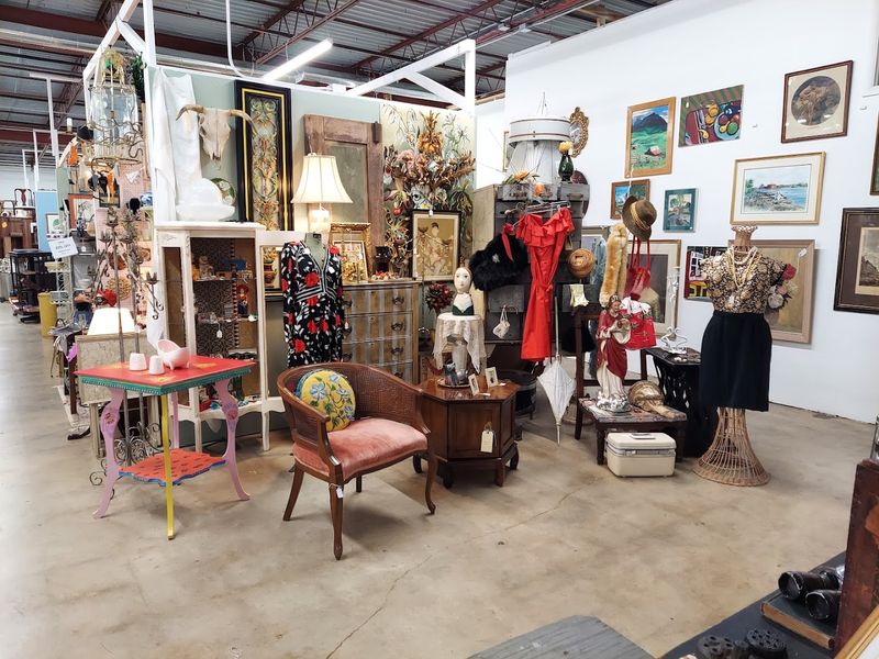 This huge antique store in Tennessee is worth a visit 3 Booths Styled Like Their Own Little Rooms