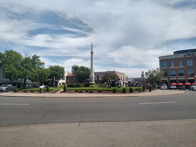 Proximity to Nashville Without the Chaos