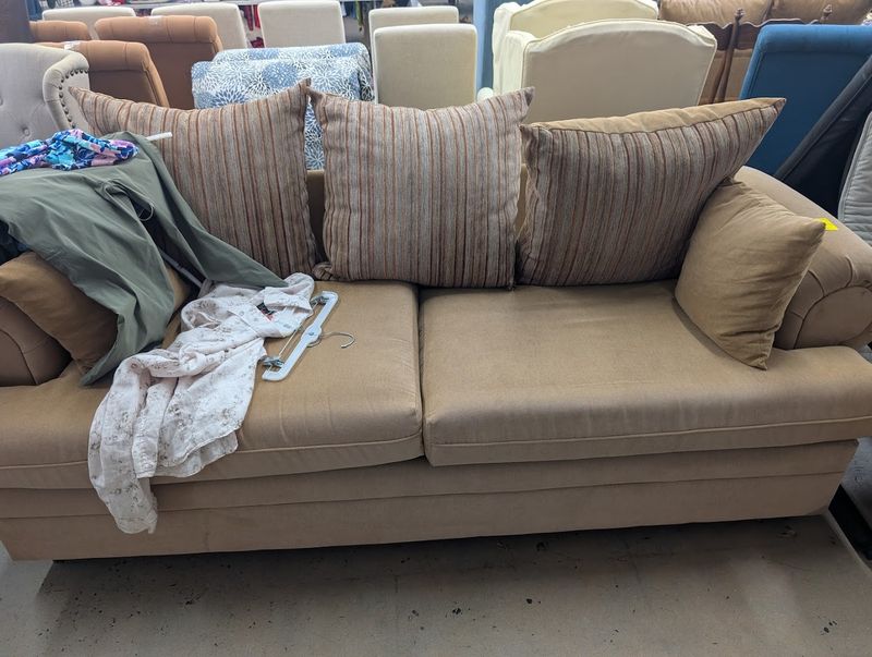 A huge thrift store in Florida that seems too good to be real 6 Furniture and Home Decor Worth Hunting Through