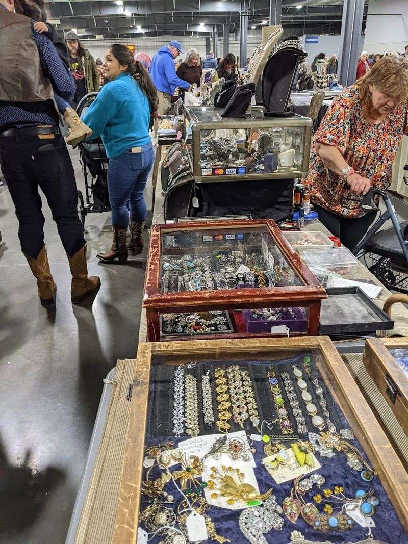 A huge Tennessee flea market filled with rare finds at very low prices 2 Rare Antiques and Collectibles