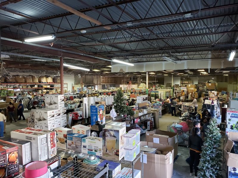 The first impression: a big warehouse built for bargain hunting