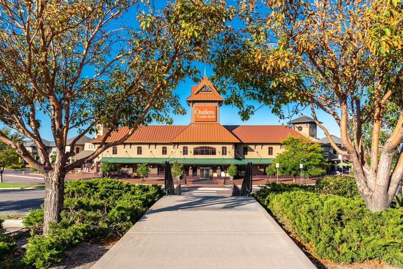 A giant outdoor shopping layout that is easy to explore