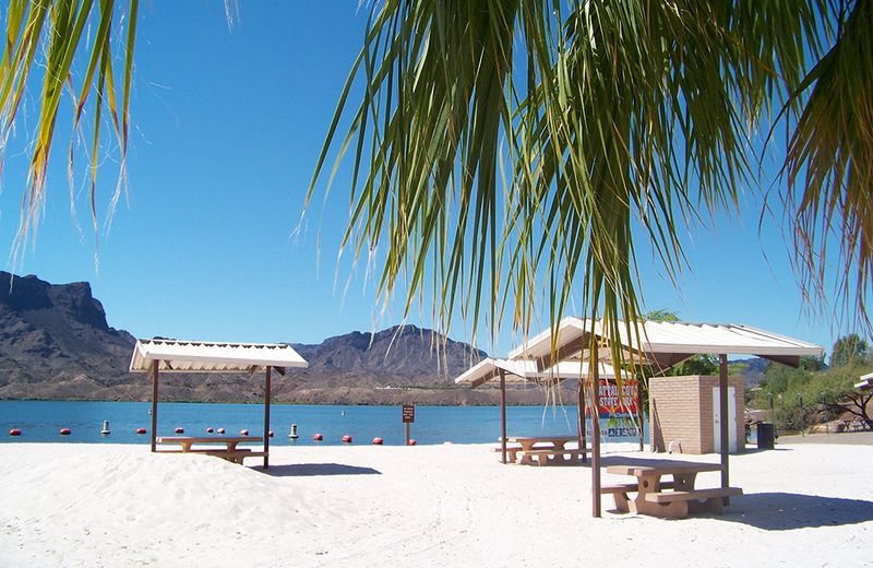 Lakeside Camping With Full Hookups