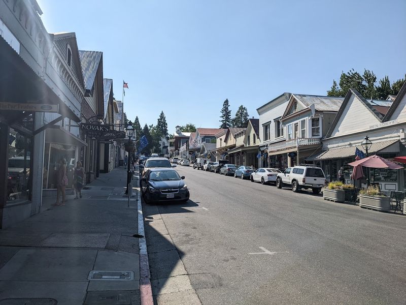 This California mountain town is winning over retirees with fresh air, slower days, and postcard views 10 A Close-Knit Community Where Neighbors Become Friends