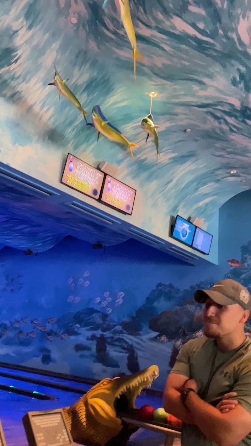 This Florida Restaurant With An Underwater Theme Features A 16-Lane Bowling Alley 8 Exceptional Staff and Server Experiences