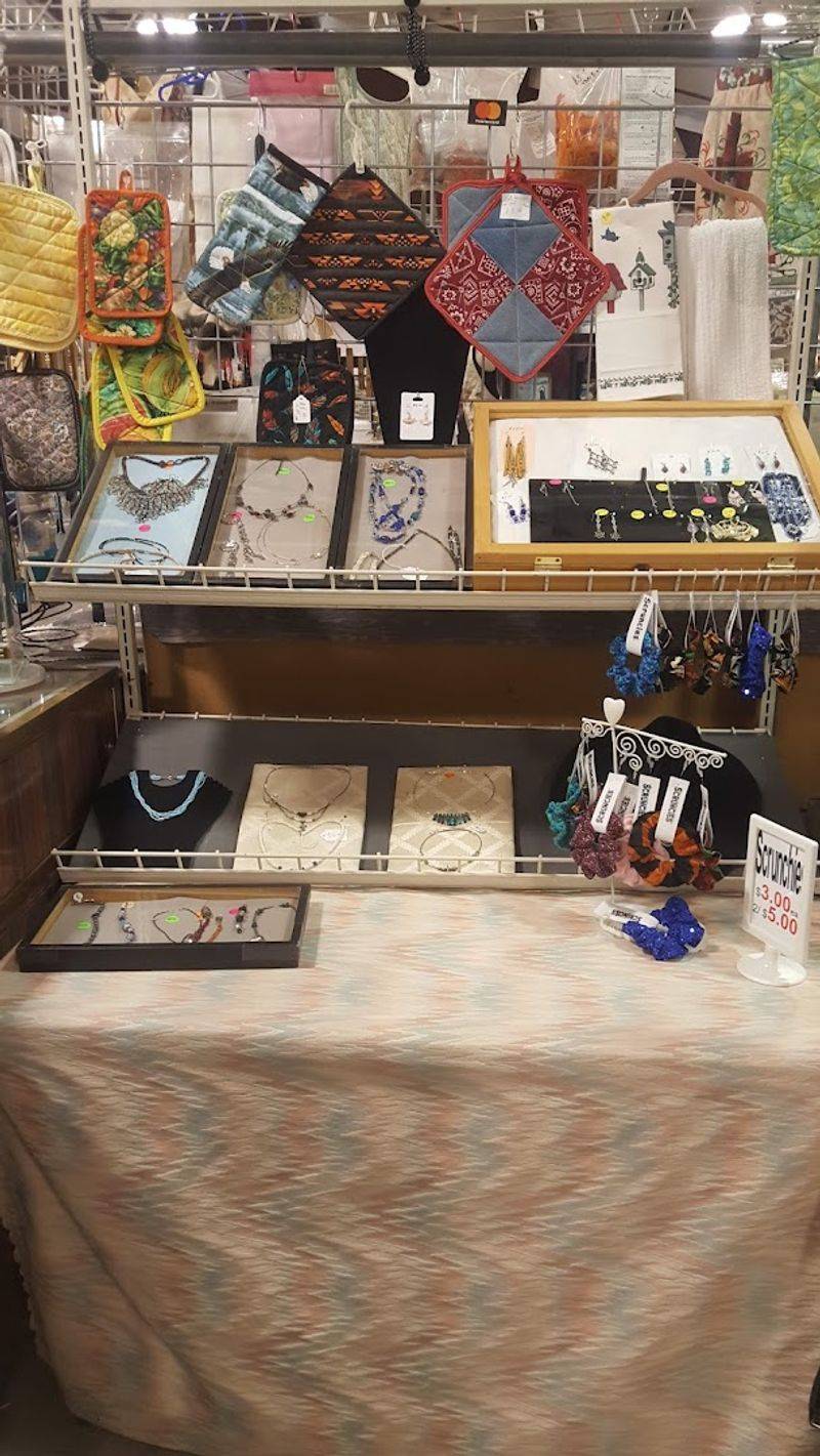 A huge Arizona flea market where locals find incredibly low prices 7 Arts, Crafts, and Handmade Goods