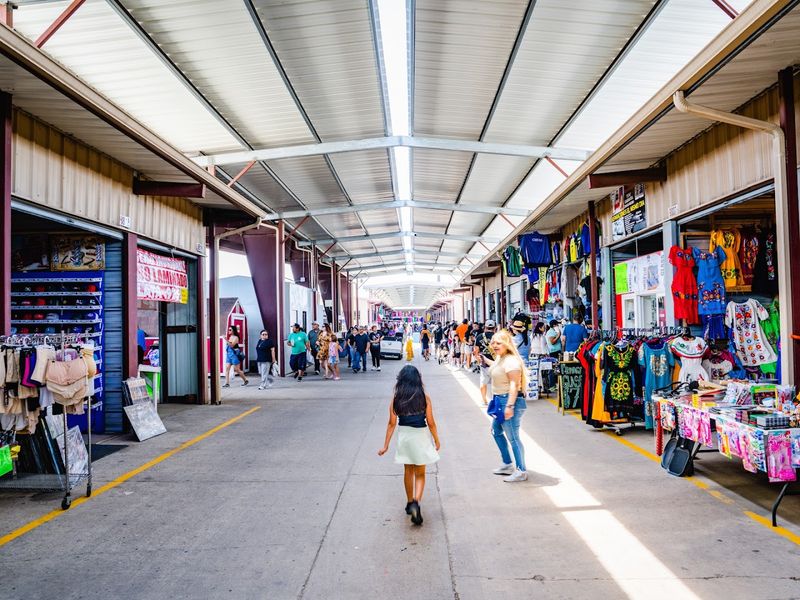 13 huge Texas flea markets packed with rare finds at low prices 13 Pulga de Álamo - Alamo, Texas