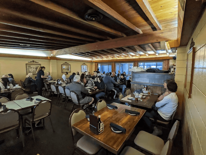 Large Group Dining That Handles Big Parties With Grace