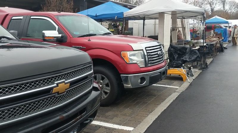 A huge Tennessee flea market filled with rare finds at very low prices 10 Parking and Getting There