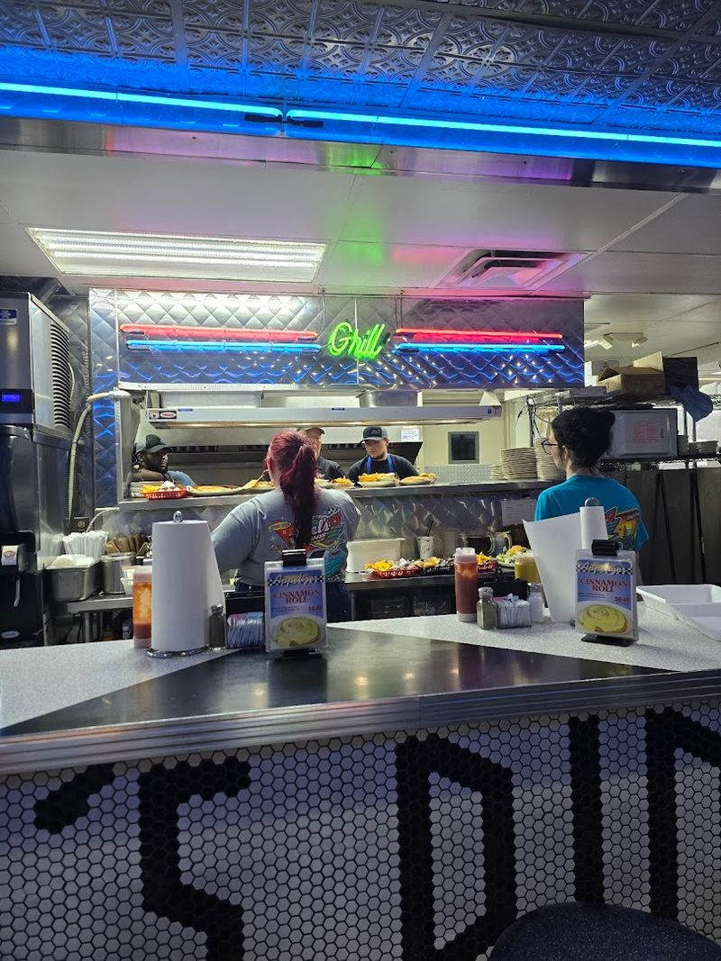 This Tennessee Restaurant Is Known for Its Incredible Banana Splits 8 Friendly, Attentive Service That Stands Out