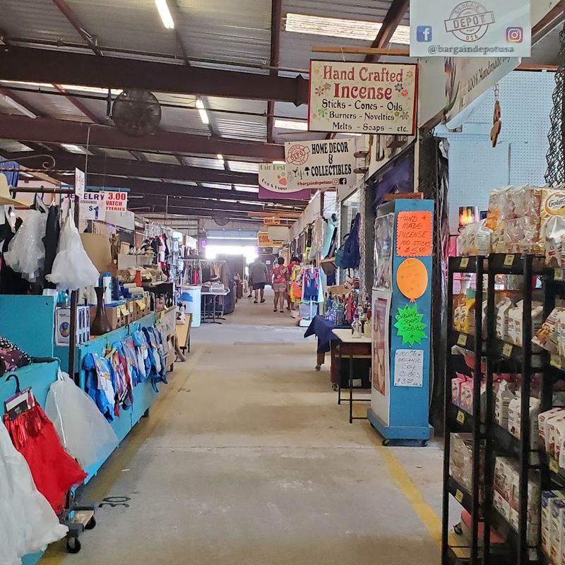 14 huge flea markets in Florida filled with endless treasures 7 Oldsmar Flea Market - Oldsmar, Florida